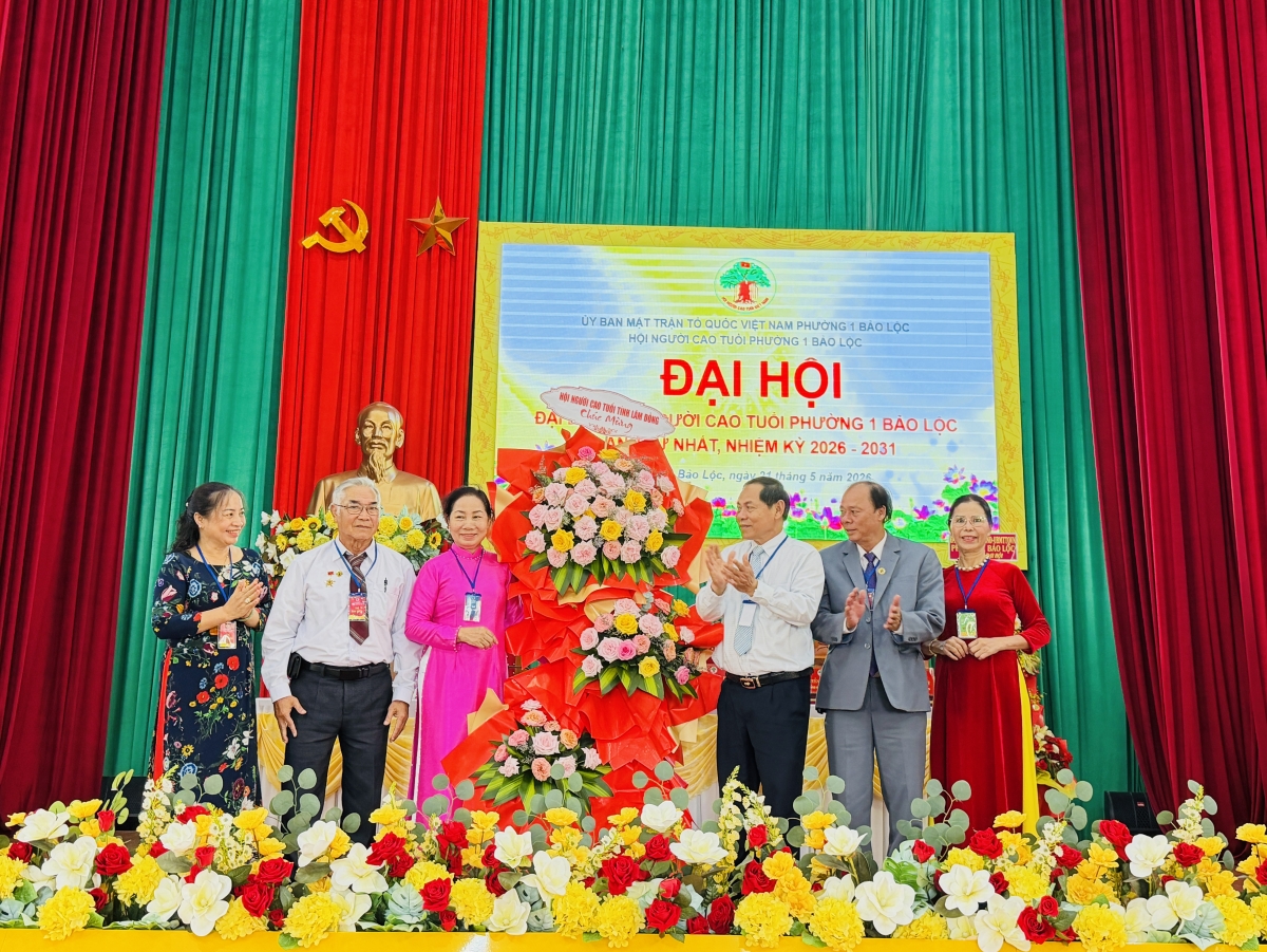 Hội Người cao tuổi tỉnh Lâm Đồng tặng hoa chúc mừng Đại hội