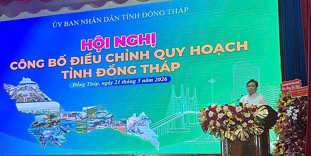 Ông Trần Văn Dũng, Phó Chủ tịch Thường trực UBND tỉnh Đồng Tháp, công bố tóm tắt Quyết định phê duyệt điều chỉnh Quy hoạch tỉnh.