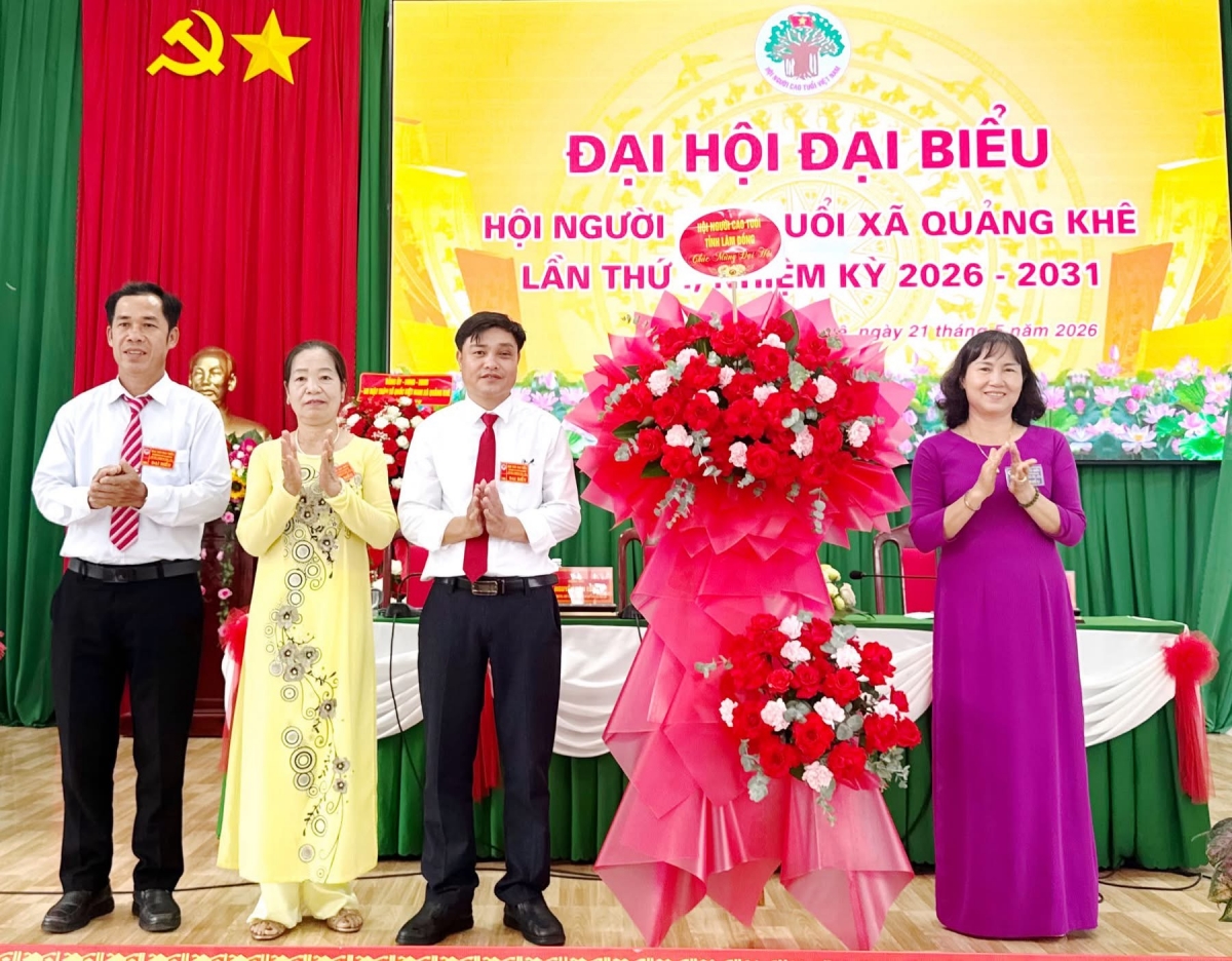 Bà Nguyễn Thị Hoa- Phó chủ tịch Hội Người cao tuổi tỉnh tặng hoa cho Đại hội