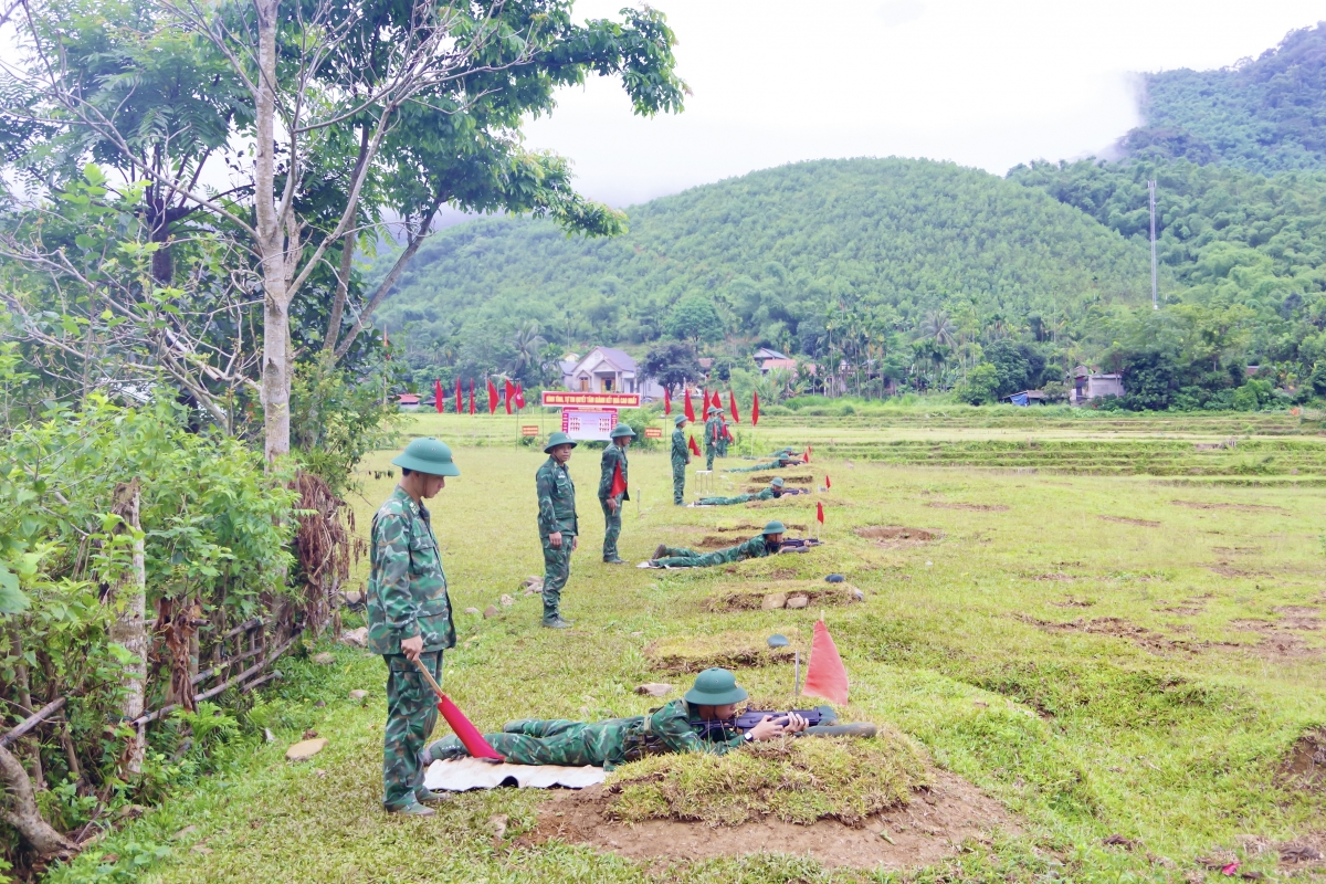 Chiến sĩ mới kiểm tra bắn súng tiểu liên AK bài 1