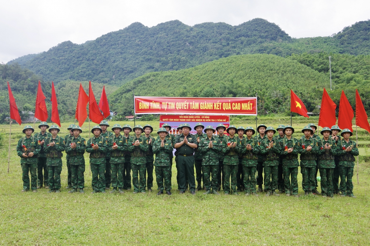 Lãnh đạo Ban Chỉ huy Bộ đội Biên phòng tỉnh Thanh Hóa và Tiểu đoàn Huấn luyện, cơ động gắn hoa chúc mừng chiến sĩ mới đạt thành tích giỏi trong đợt kiểm tra