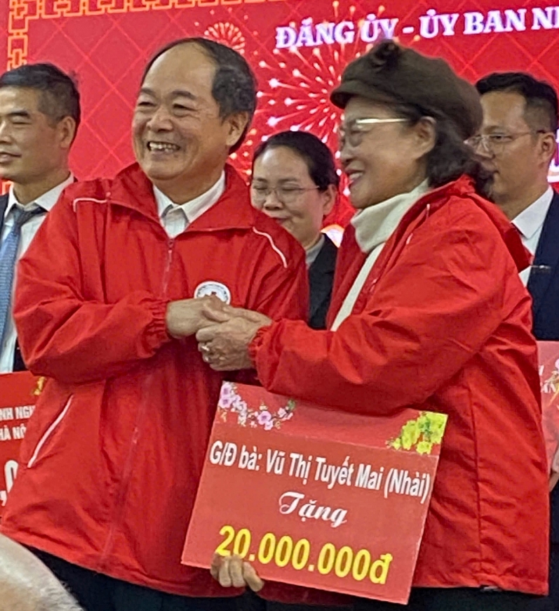 Gia đình bà Vũ Thị Tuyết Mai (Nhài) tặng quà trị giá 20 triệu đồng tới các gia đình khó khăn trong dịp Xuân nhân ái, Tết sẻ chia năm 2025