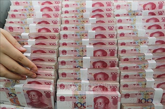 Đồng NDT tại một ngân hàng ở Giang Tô, Trung Quốc.  Ảnh: AFP/TTXVN