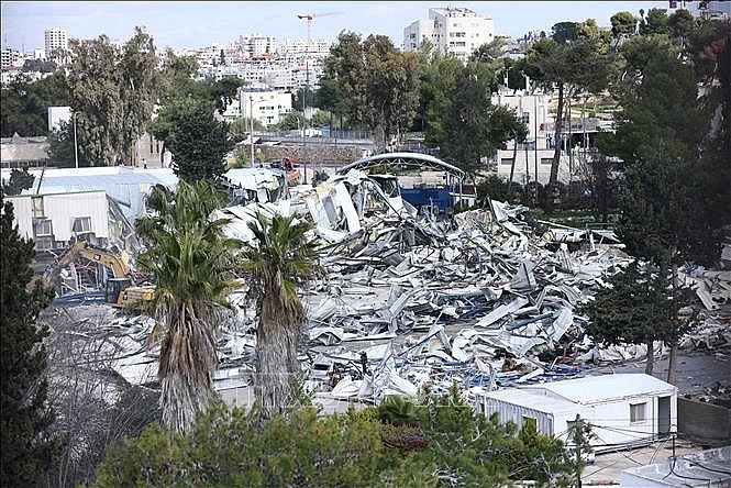 Các lực lượng Israel đưa máy ủi và thiết bị hạng nặng phá dỡ trụ sở UNRWA tại Đông Jerusalem cùng các công trình bên trong, ngày 20/1/2026.  Ảnh: THX/TTXVN