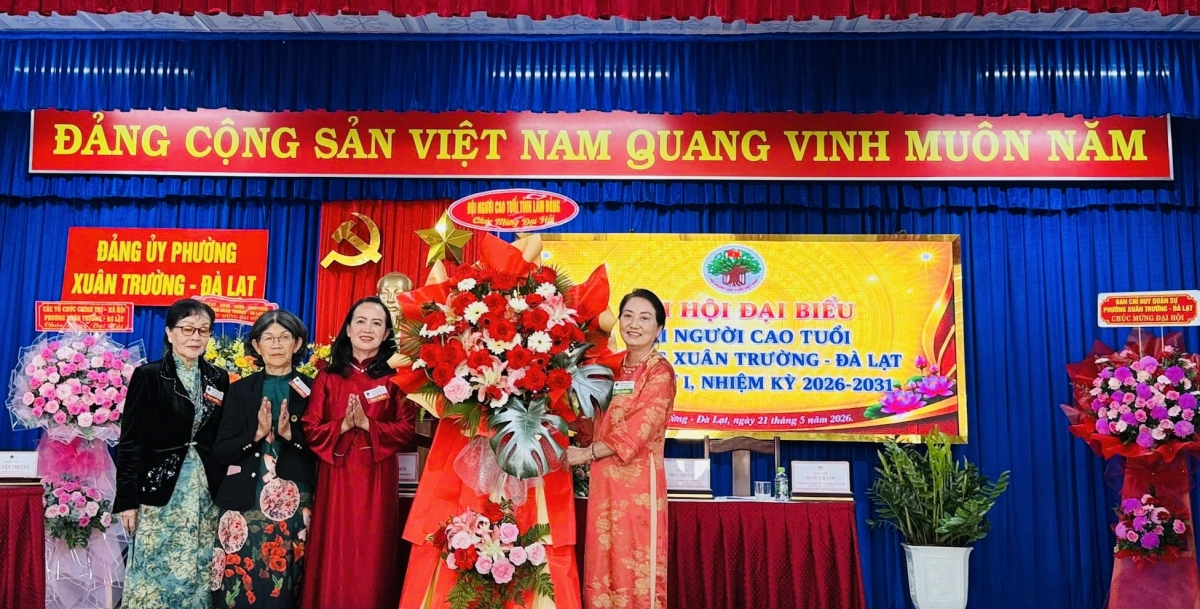 Lãnh đạo Hội Người cao tuổi tỉnh Lâm Đồng tặng hoa cho Đại hội
