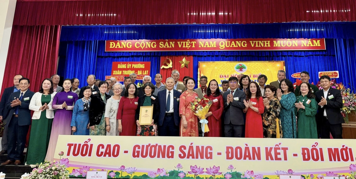 BCH Hội Người cao tuổi phường Xuân Trường- Đà Lạt ra mắt Đại hội cùng với các đại biểu là lãnh đạo