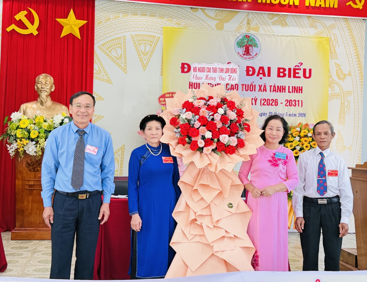 Lãnh đạo Hội Người cao tuổi tỉnh tặng hoa cho Đại hội