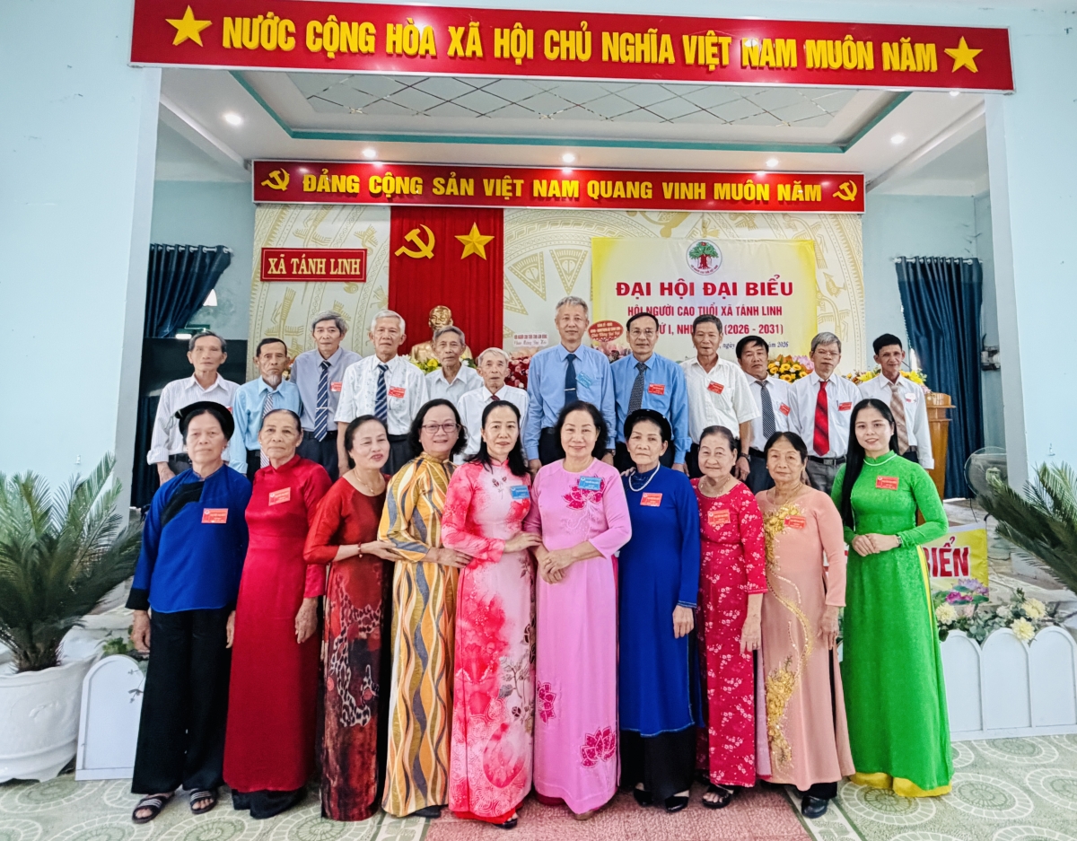 BCH Hội Người cao tuổi nhiệm kỳ mới ra mắt Đại hội cùng các đại biểu là lãnh đạo tỉnh và địa phương