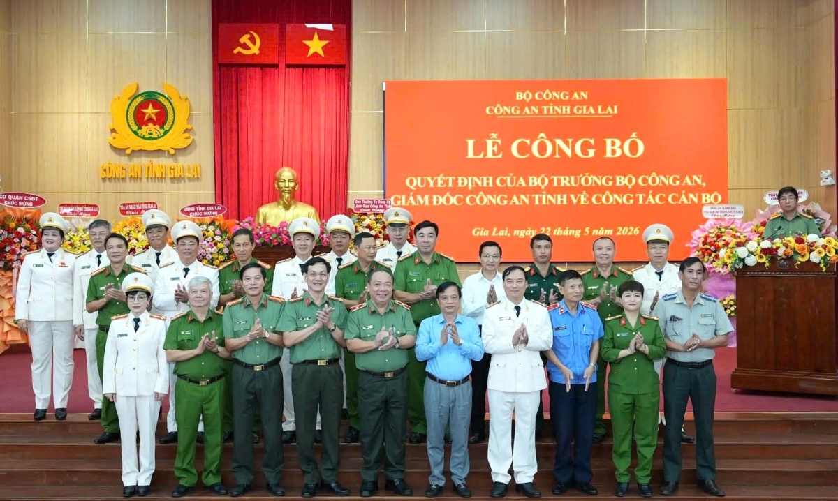 Lãnh đạo UBND tỉnh và Công an tỉnh Gia Lai chụp ảnh lưu niệm cùng các cán bộ được điều động, bổ nhiệm