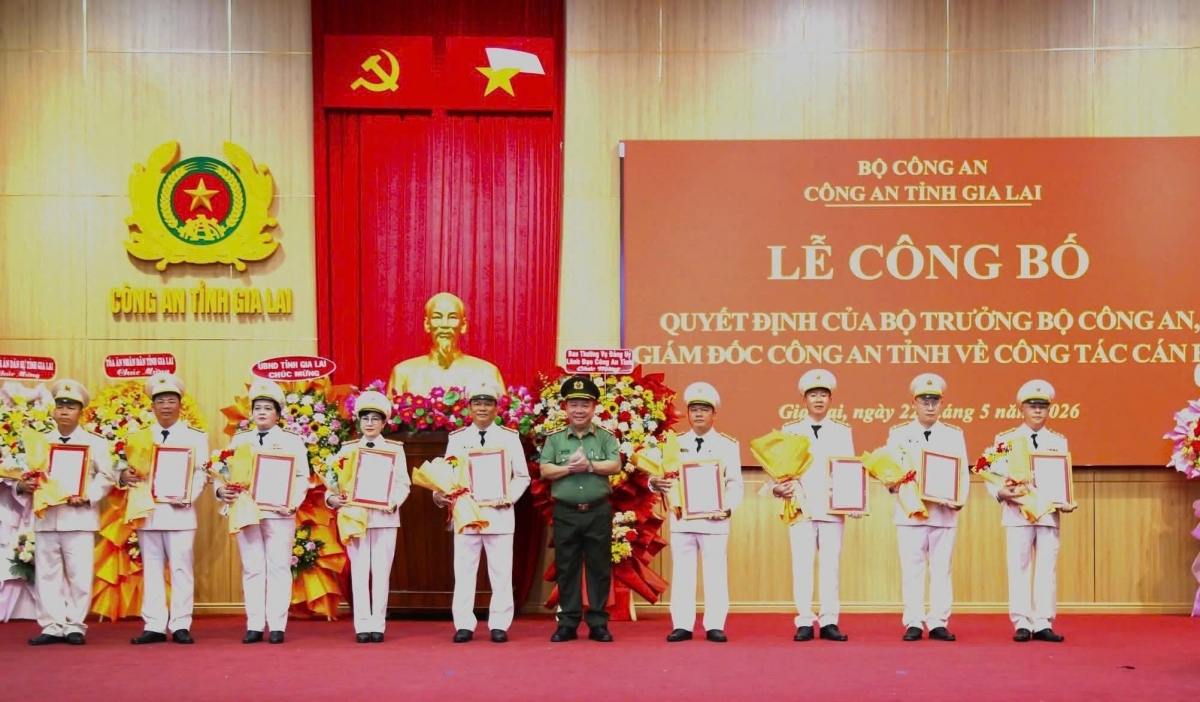 Thiếu tướng Lê Quang Nhân trao quyết định điều động đối với các cán bộ lãnh đạo cấp phòng thuộc Công an tỉnh Gia Lai