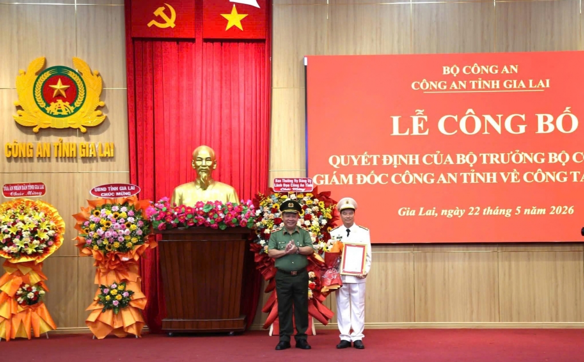 Thiếu tướng Lê Quang Nhân trao quyết định bổ nhiệm Đại tá Dương Văn Long, Phó Giám đốc Công an tỉnh, giữ chức danh Điều tra viên cao cấp và Thủ trưởng Cơ quan Cảnh sát điều tra Công an tỉnh Gia Lai