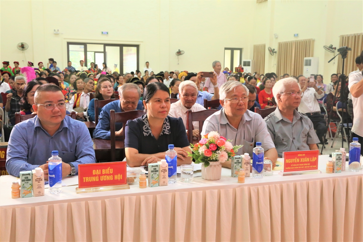 Các đại biểu tham dự Liên hoan tiếng hát dân ca NCT TP Hà Nội khu vực III