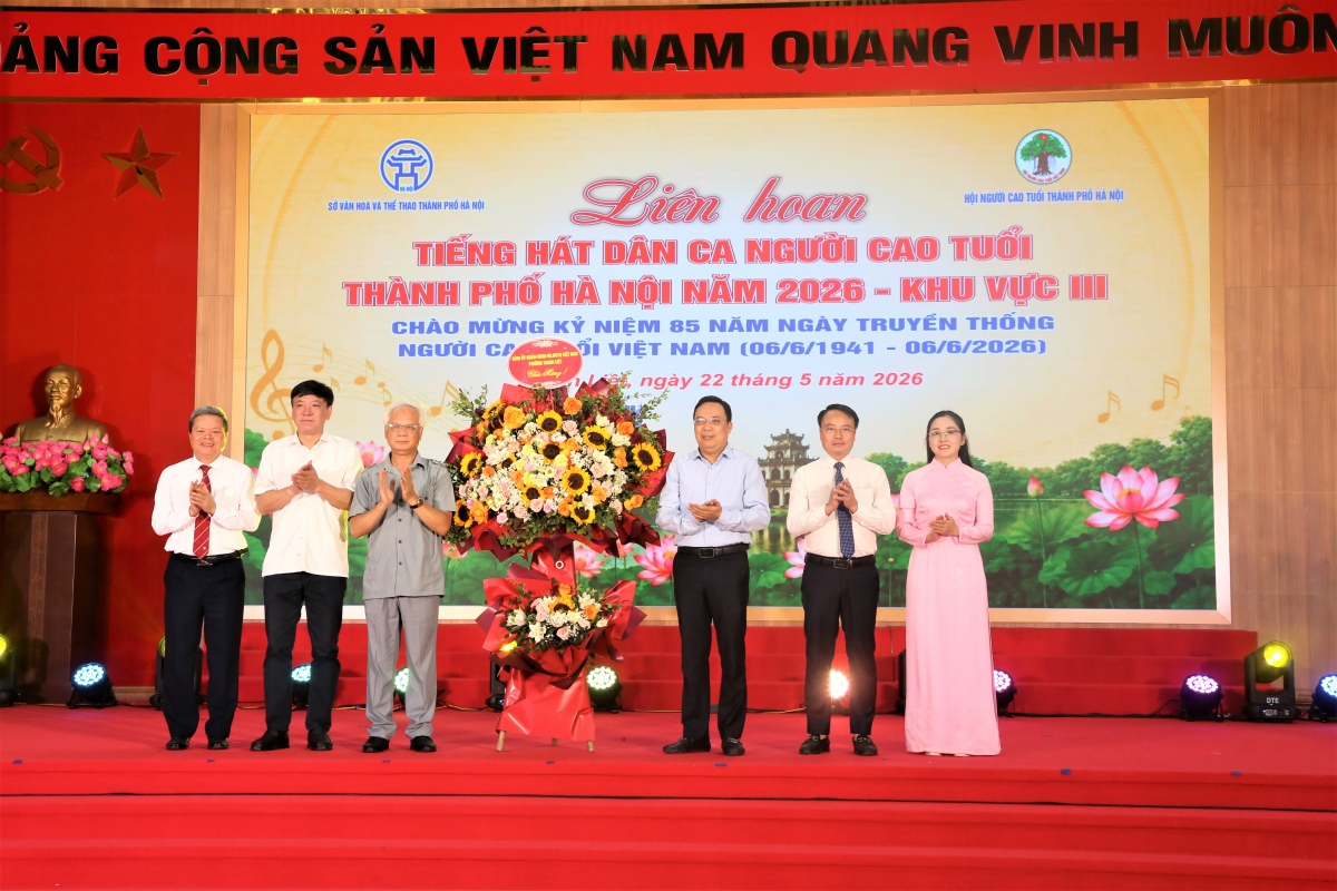Lãnh đạo phường Thanh Liệt tặng hoa chúc mừng Liên hoan