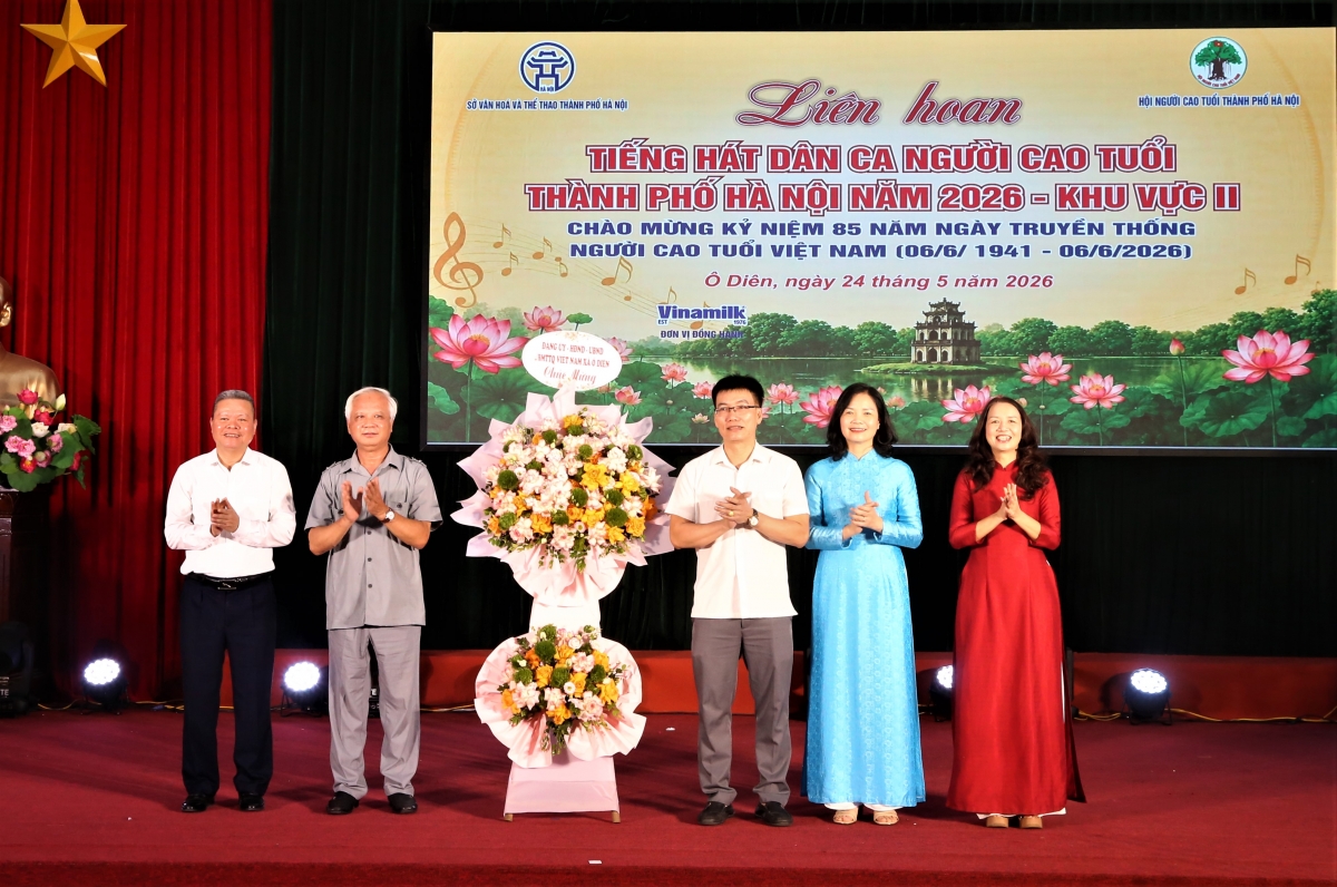 Lãnh đạo xã Ô Diên tặng hoa chúc mừng Liên hoan tiếng hát NCT TP Hà Nội khu vực II do địa phương đăng cai