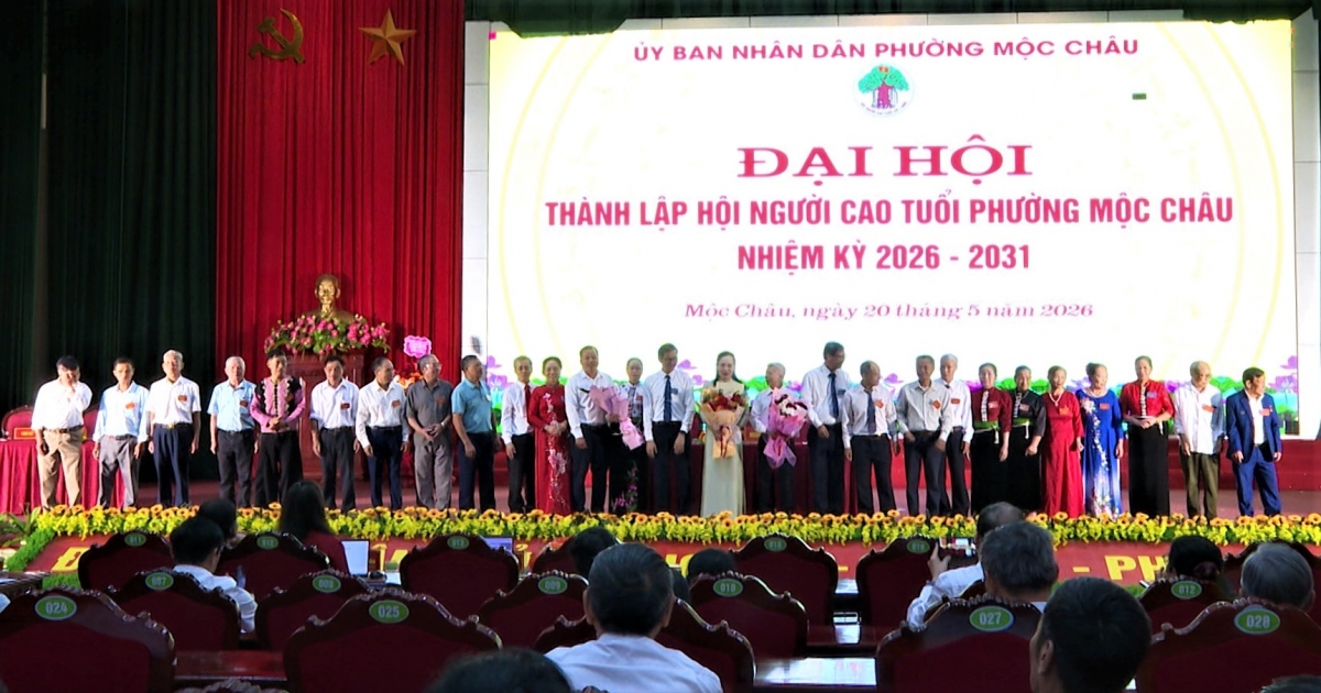 Lãnh đạo Hội NCT tỉnh Sơn La và phường Mộc Châu tặng hoa Ban Chấp hành Hội NCT phường