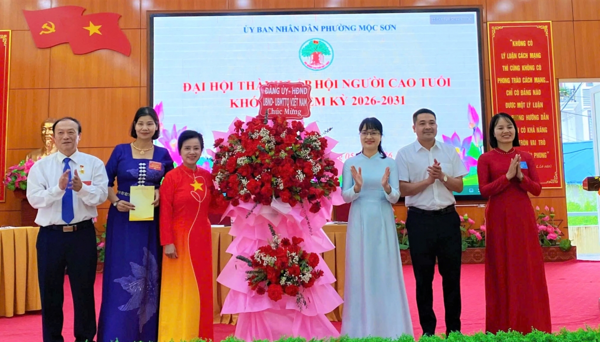 Lãnh đạo phường Mộc Sơn tặng hoa chúc mừng Đại hội