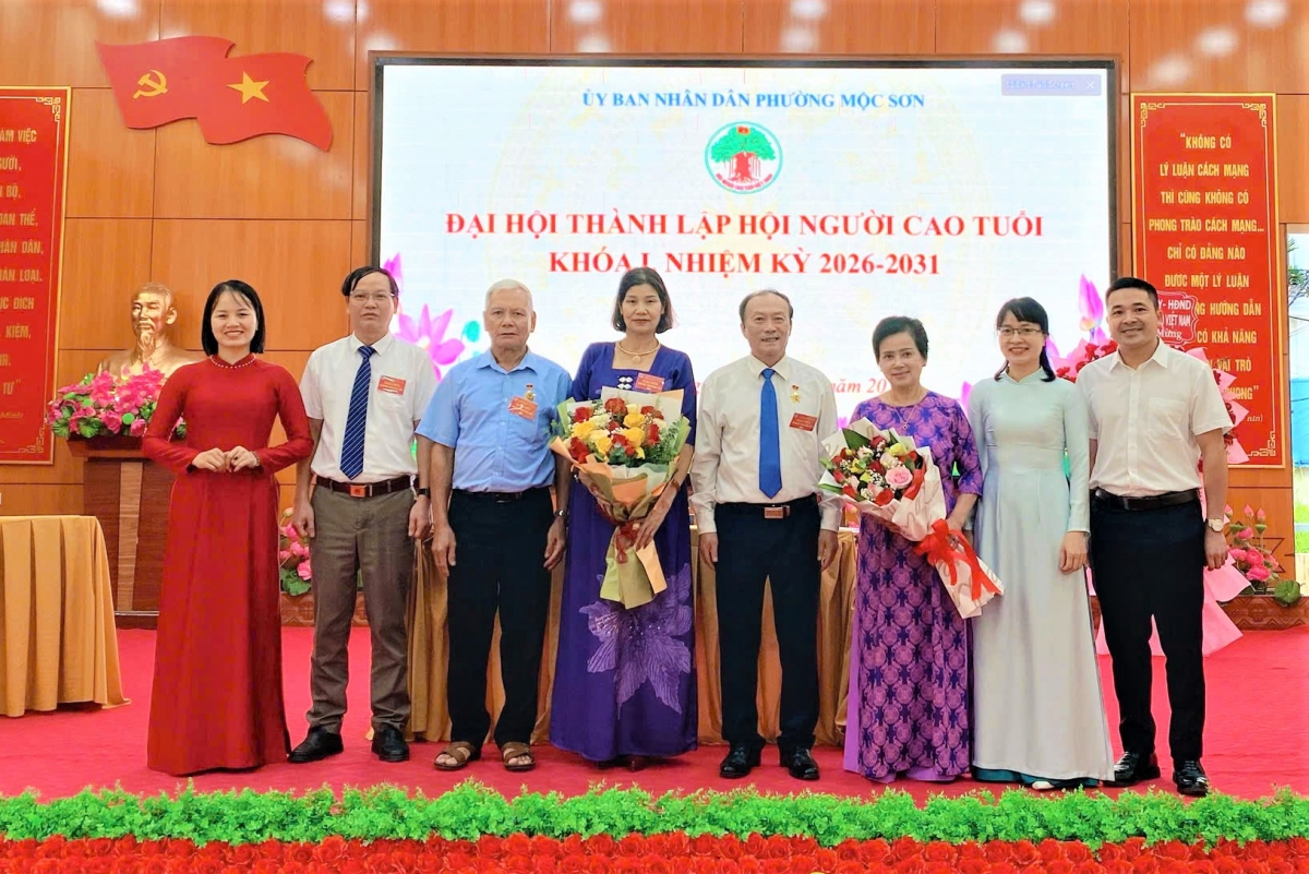 Tặng hoa tri ân những cán bộ không tham gia Ban Chấp hành khóa mới