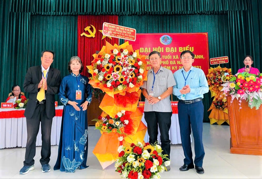 Lãnh đạo Hội NCT TP Đà Nẵng tặng hoa chúc mừng Đại hội