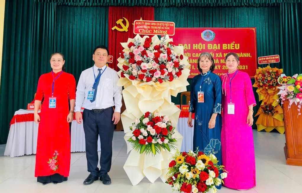 Lãnh đạo xã Núi Thành tặng hoa chúc mừng Đại hội