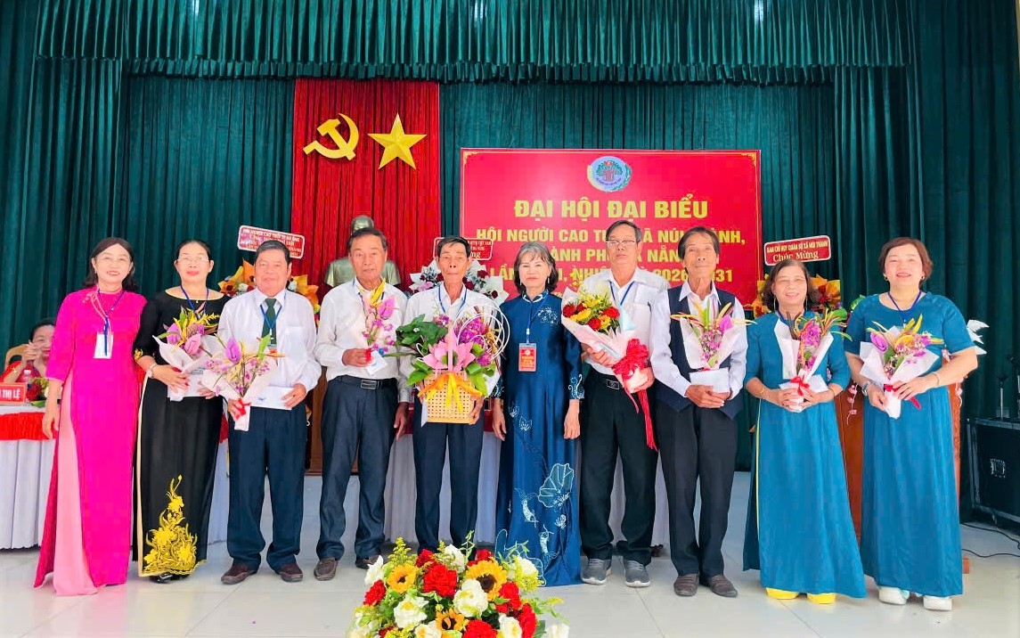 Tặng hoa tri ân các cán bộ không tham gia Ban Chấp hành khóa mới