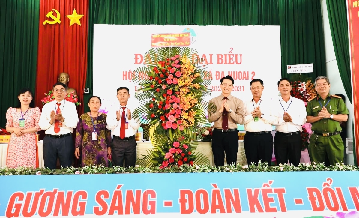 Lãnh đạo xã Đạ Huoai 2 tặng hoa cho Đại hội 