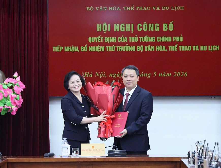 Phó Thủ tướng Phạm Thị Thanh Trà tặng hoa chúc mừng  ông Nguyễn Huy Dũng , Ảnh: VGP