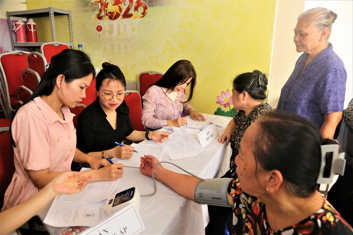 Đo huyết áp cho NCT
