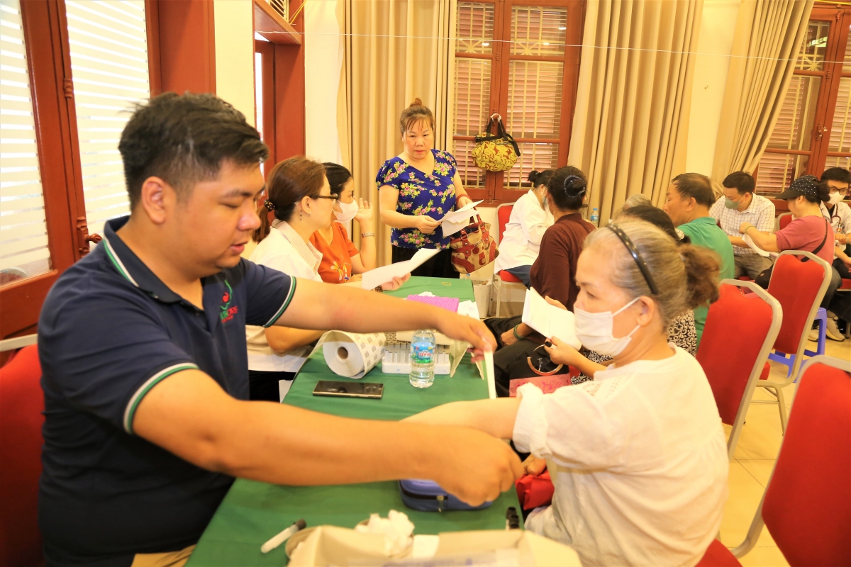 Lấy máu xét nghiệm
