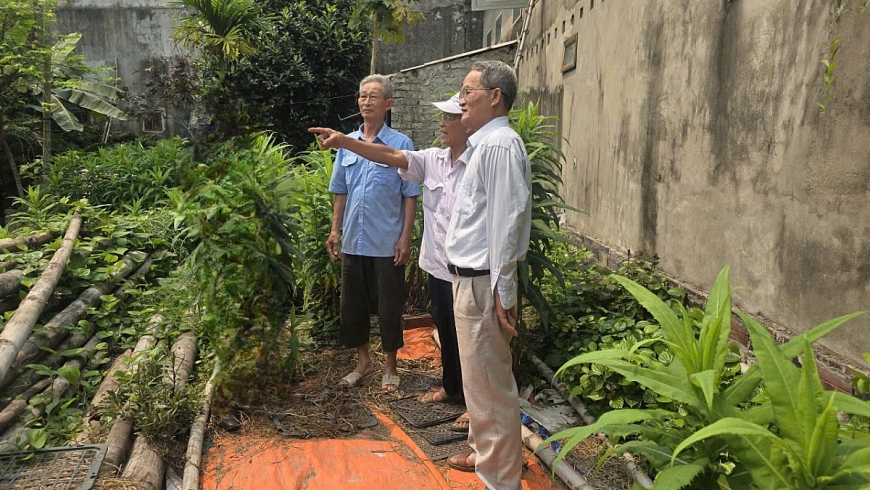 Ông Đỗ Minh Tâm (người đứng bên phải), ông Nguyễn Minh Châu (người đội mũ) trao đổi với PV về thực trạng khu đất mà 2 ông được chính quyền xã Liên Vị giao cho 2 ông đi giao đất cho vợ chồng ông Nguyễn Quyết Chí tháng 11/1982.