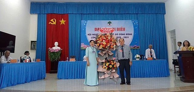 Bà Nguyễn Thị Mỹ Linh, Phó Bí thư Thường trực Đảng ủy xã tặng hoa chức mừng Đại hội