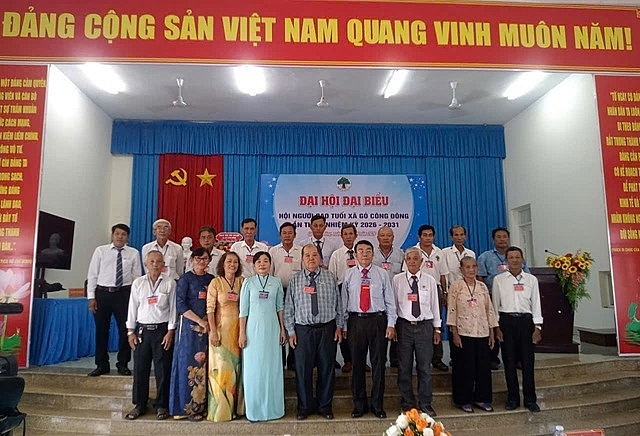 Lãnh đạo Hội NCT tỉnh Đồng Tháp chụp ảnh lưu niệm cùng Ban Chấp hành Hội NCT Gò Công Đông khóa I, nhiệm kỳ 2026–2031.