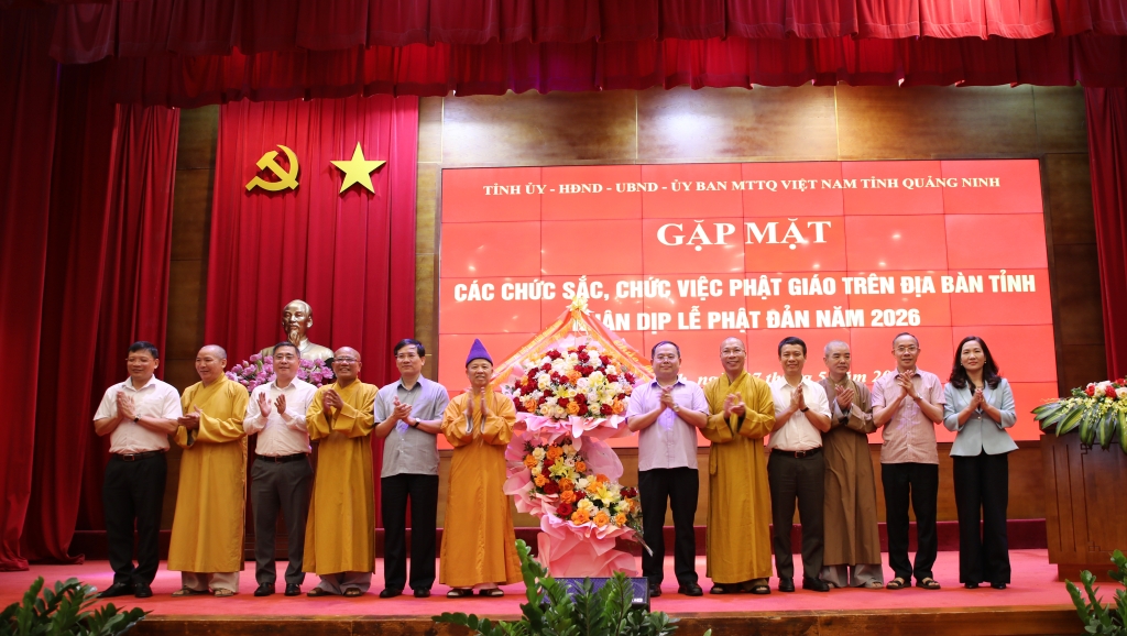 Bí thư Tỉnh ủy Quản Minh Cường và các đồng chí lãnh đạo tỉnh tặng hoa chúc mừng Giáo hội Phật giáo tỉnh cùng các chức sắc, tăng ni, phật tử toàn tỉnh.
