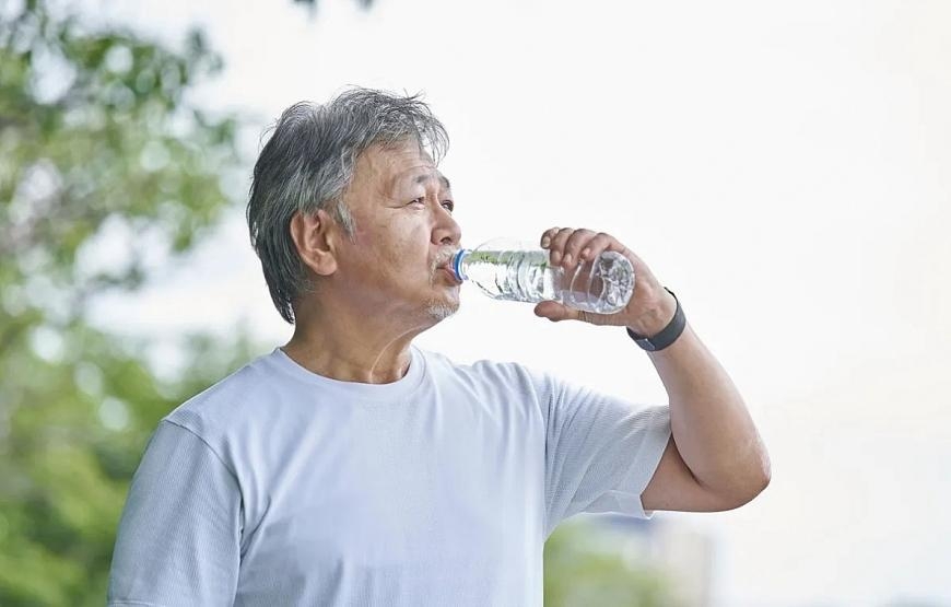 Uống nước đúng cahcs, dinh dưỡng hợp lý bảo vệ sức khỏe trong mùa nắng nóng