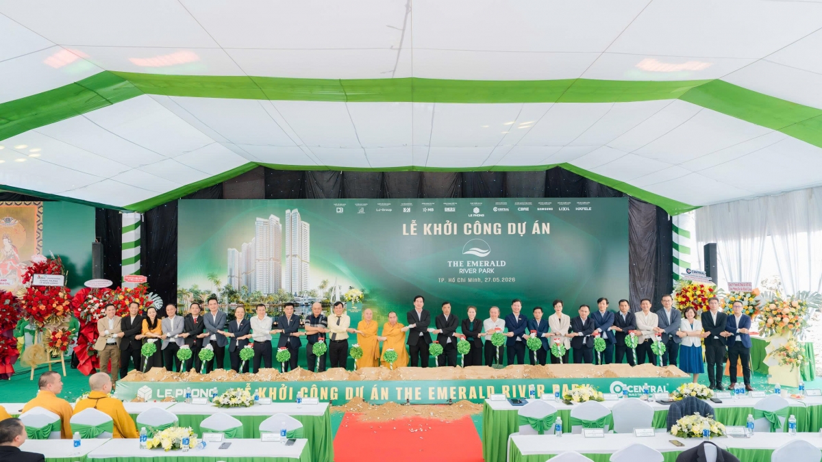 Đại diện nhà phát triển dự án The Emerald River Park cùng các đối tác nắm chặt tay, thể hiện tinh thần đoàn kết và cam kết tập trung toàn bộ nguồn lực để đưa dự án về đích đúng tiến độ với chất lượng tốt nhất