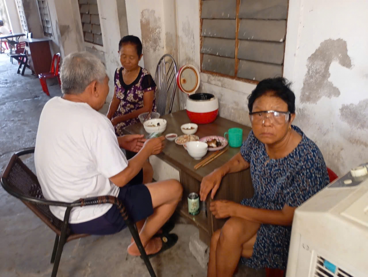 “Xóm chạy thận” giữa biển lửa mùa hè