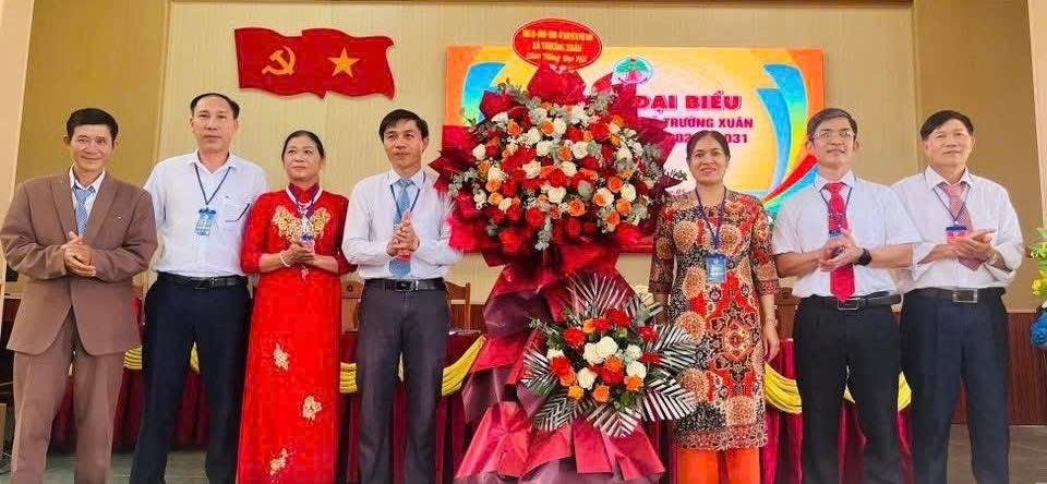 Lãnh đạo xã Trường Xuân tặng hoa cho Đại hội Hội Người cao tuổi