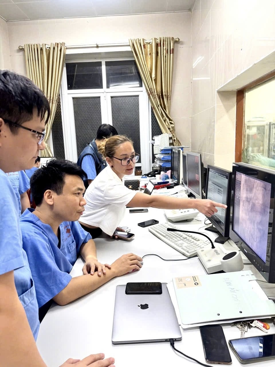 Các bác sĩ Bệnh viện đa khoa tỉnh Ninh Bình khẩn trương thực hiện ca cấp cứu nhồi máu cơ tim cấp chiều 28/5/2026