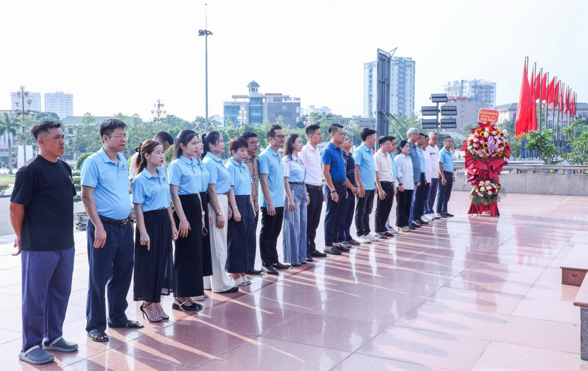 CLB Tennis Báo chí Nghệ An dâng hoa tại Quảng trường Hồ Chí Minh
