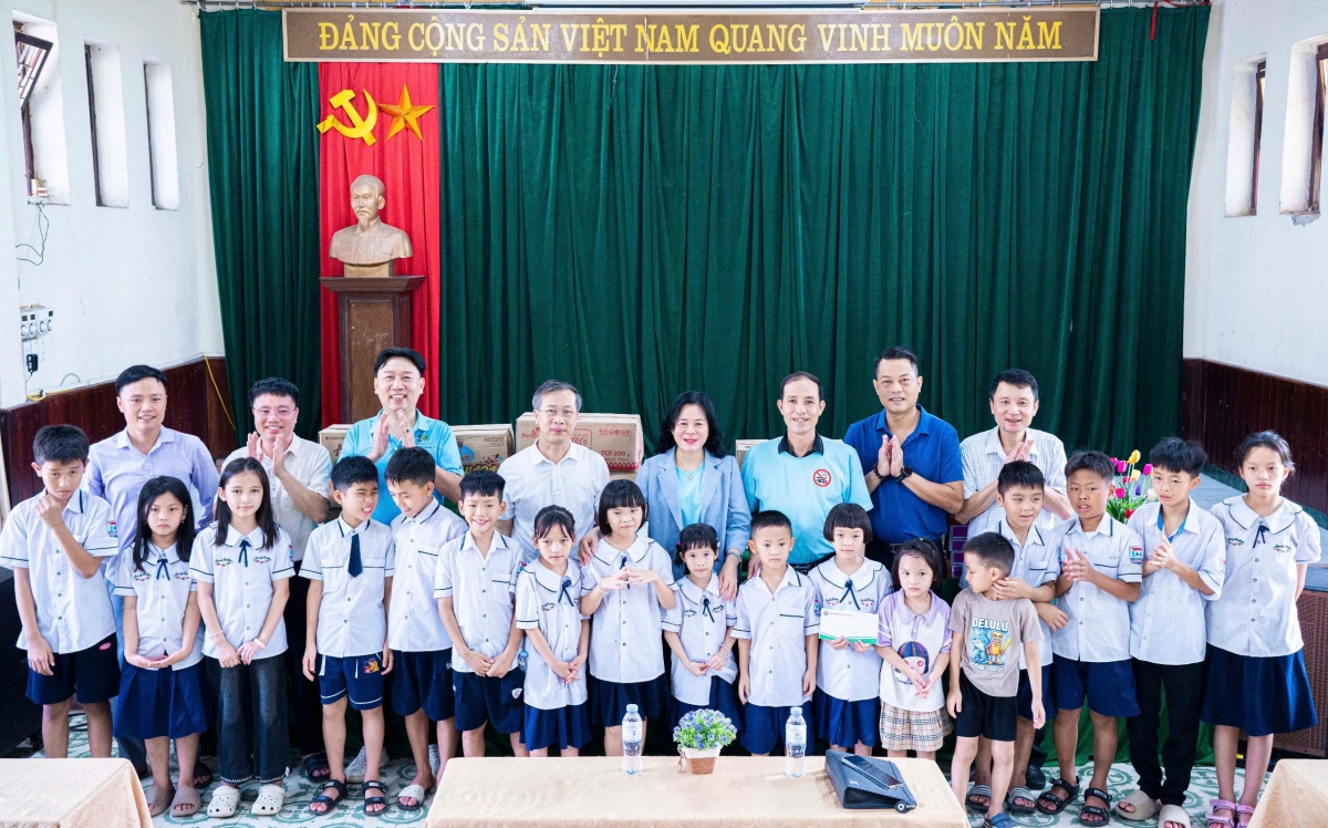 CLB Tennis Báo chí Nghệ An trao quà tại Làng trẻ SOS Vinh