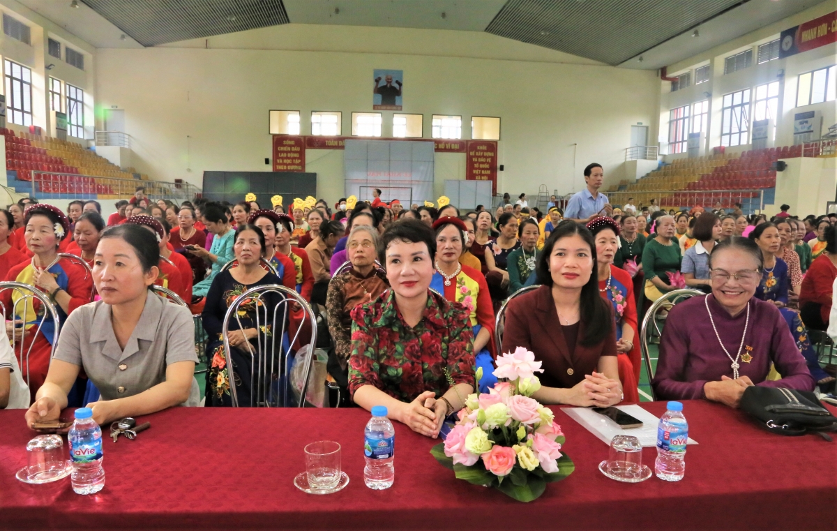 Các đại biểu tham dự buổi lễ