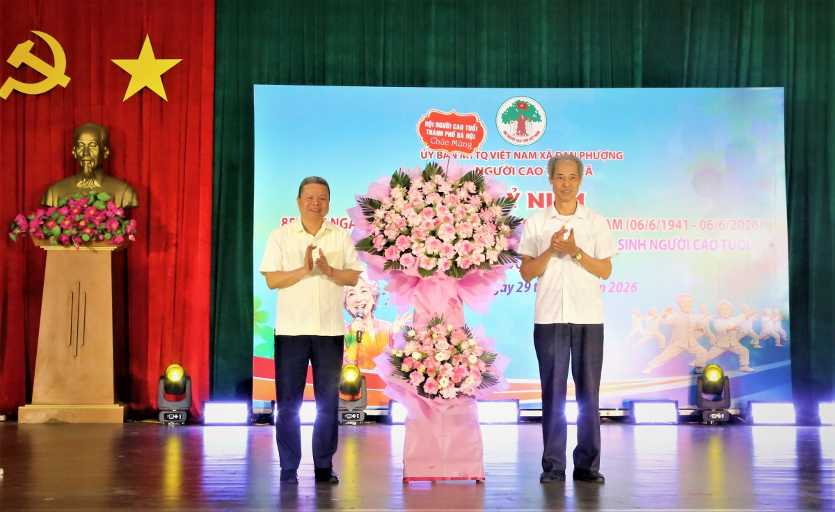 Hội NCT TP Hà Nội tặng hoa chúc mừng Hội NCT xã