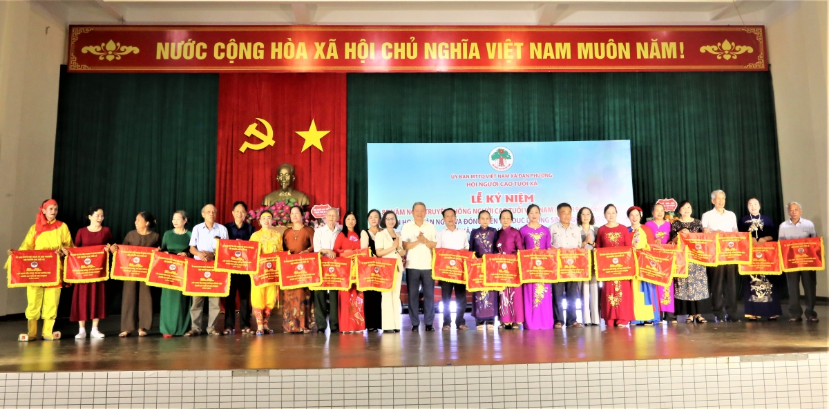 Ban tổ chức trao Cờ lưu niệm cho các đơn vị tham gia Liên hoan 