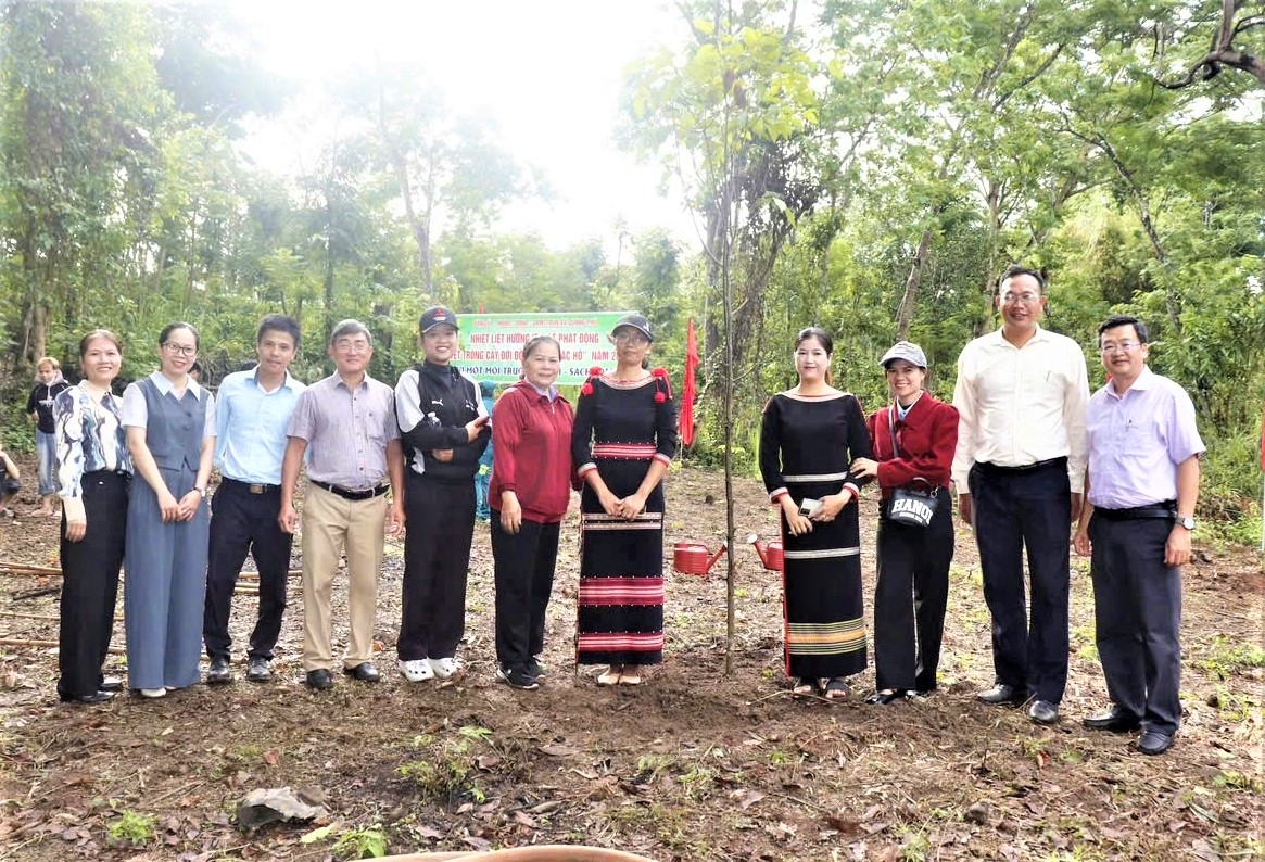 NCT buôn Ea Súp xã Quảng Phú tham gia Ngày hội trồng cây nhớ ơn Bác Hồ