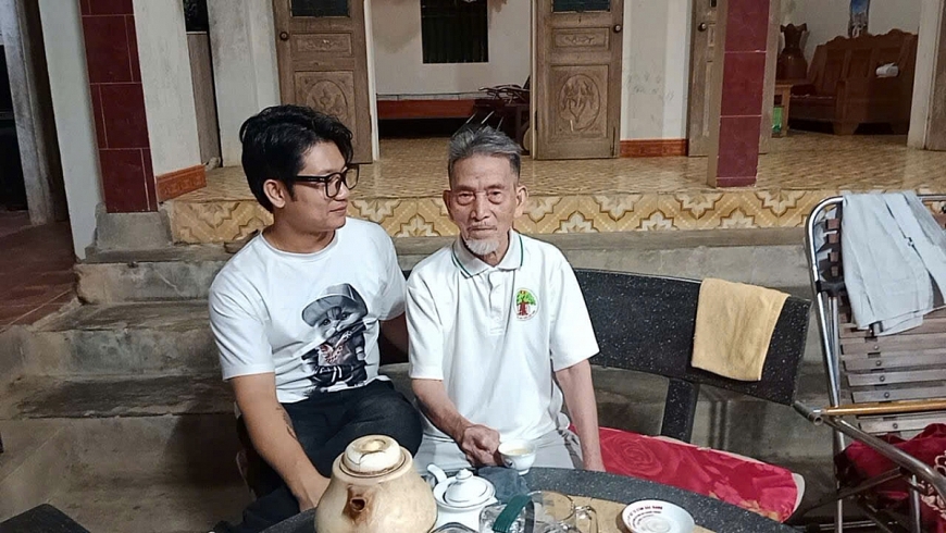Cụ Nguyễn Đức Dũng vui vẻ trò chuyện cùng cháu rể.
