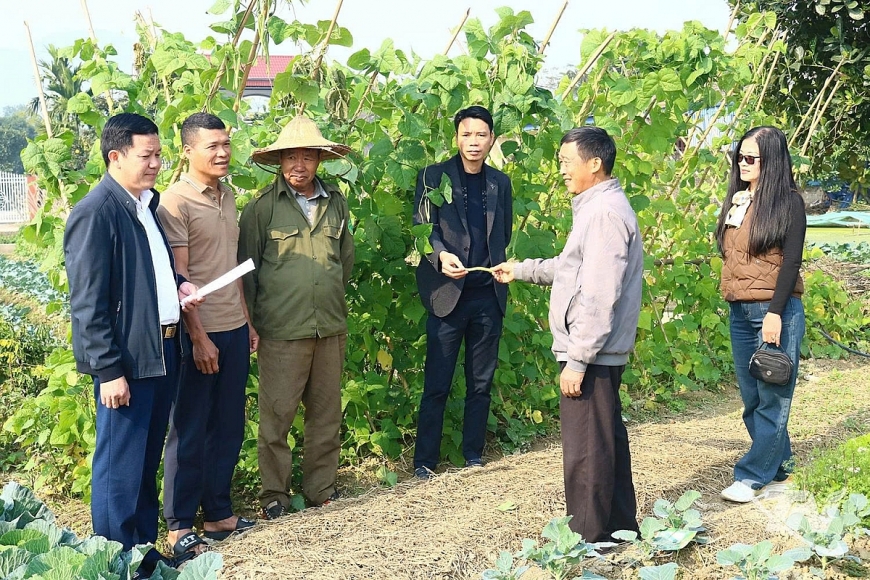 Cán bộ, nhân dân, NCT xã An Khánh trao đổi kinh nghiệm  sản xuất hàng hóa nông sản tập trung.