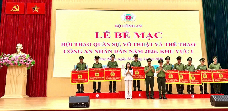 Lãnh đạo Bộ Công an, tỉnh Quảng Ninh và Công an tỉnh Quảng Ninh trao giải Nhất, Nhì và Ba toàn đoàn.