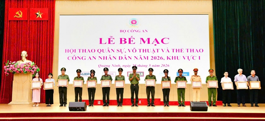 Thiếu tướng Lê Hồng Hiệp, Phó Cục trưởng X03, Phó Trưởng ban Chỉ đạo Hội thao Bộ Công an trao Bằng khen  của Bộ Công  An cho các tập thể, cá nhân có thành tích trong Hội thao.