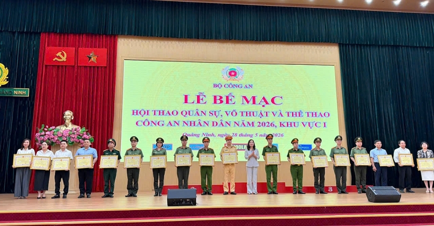 Đồng chí Nguyễn Thị Hạnh, Phó Chủ tịch Ủy ban nhân dân tỉnh Quảng Ninh tặng Bằng khen cho các tập thể, cá nhân có thành tích trong Hội thao.