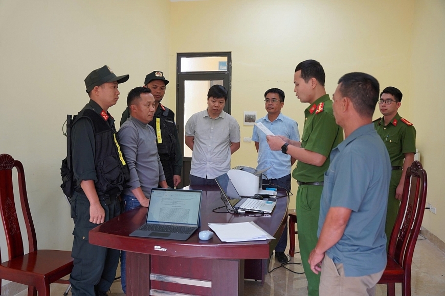 Công an tỉnh Điện Biên đọc lệnh khởi tố vụ án, khởi tố bị can và bắt bị can để tạm giam đối với Giàng A Cu.