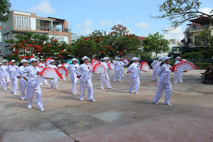 Một tiết mục dưỡng sinh trong buổi giao lưu.
